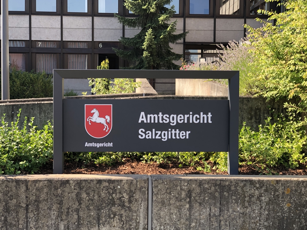 Eingangsschild vor dem Amtsgericht Salzgitter